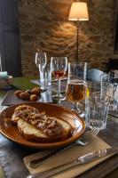 een tafel met een bord brood en een glas wijn bij La Torre del Vilar in Santa Eulalia de Ríuprimer