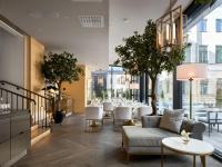 uma sala de jantar com mesa e cadeiras em Waldorf Astoria Helsinki em Helsínquia