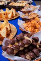 una mesa llena de diferentes tipos de pan y repostería en Hot Star Thermas Hotel, en Caldas Novas