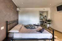 Łóżko lub łóżka w pokoju w obiekcie La Cantina Rent Rooms
