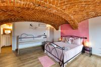 Łóżko lub łóżka w pokoju w obiekcie La Cantina Rent Rooms