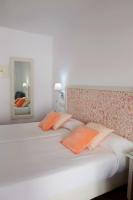 Posteľ alebo postele v izbe v ubytovaní Hotel Malaga Picasso