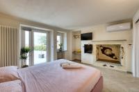 Telewizja i/lub zestaw kina domowego w obiekcie La Cantina Rent Rooms