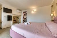 Łóżko lub łóżka w pokoju w obiekcie La Cantina Rent Rooms