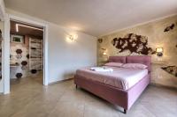 Łóżko lub łóżka w pokoju w obiekcie La Cantina Rent Rooms
