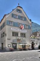 un gran edificio al costado de una calle en Zunfthaus zur Rebleuten, en Chur