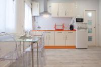 Kuchnia lub aneks kuchenny w obiekcie Chic 1 Bedroom Apartment next to El Prado