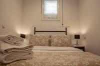 Łóżko lub łóżka w pokoju w obiekcie Chic 1 Bedroom Apartment next to El Prado