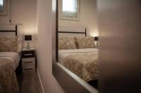 Łóżko lub łóżka w pokoju w obiekcie Chic 1 Bedroom Apartment next to El Prado