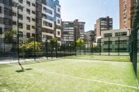 Tenis a/nebo squash v ubytování Moderno apartamento cerca del retiro con parking nebo okolí