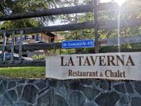 een bord voor restaurant Laavenena en charter op een muur bij Pensiunea La Taverna in Trăisteni