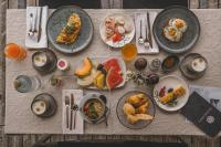 Una mesa con platos de comida encima en Farm Hotel Chalet Grosslehen, en Fieberbrunn