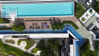 Bazén v ubytování Sky Park Laguna 1bdr Lake View nebo v jeho okolí