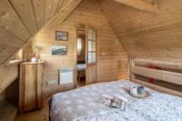 Łóżko lub łóżka w pokoju w obiekcie Góralski Dom - Widokowa Osada Gawlaki Zakopane - Loft Affair