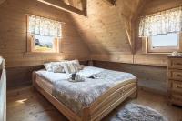 Łóżko lub łóżka w pokoju w obiekcie Góralski Dom - Widokowa Osada Gawlaki Zakopane - Loft Affair
