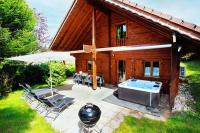 Vonkajšia záhrada v ubytovaní Chalet Les Brimbelles avec Jacuzzi
