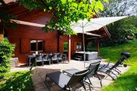 Vonkajšia záhrada v ubytovaní Chalet Les Brimbelles avec Jacuzzi
