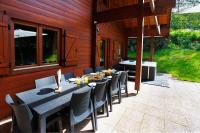Vonkajšia záhrada v ubytovaní Chalet Les Brimbelles avec Jacuzzi