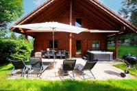Vonkajšia záhrada v ubytovaní Chalet Les Brimbelles avec Jacuzzi