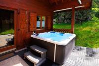 Vonkajšia záhrada v ubytovaní Chalet Les Brimbelles avec Jacuzzi