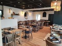 En restaurant eller et andet spisested på Le BISTRO