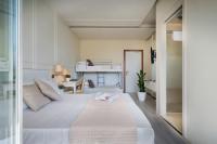 A bed or beds in a room at Hotel Universal