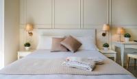 A bed or beds in a room at Hotel Universal