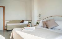 A bed or beds in a room at Hotel Universal
