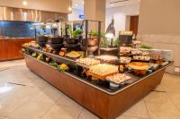 Una línea de buffet con muchos tipos diferentes de comida. en Hotel Nacional Inn Jaragua Sao Paulo, en São Paulo