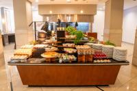 Una línea de buffet con muchos tipos diferentes de comida. en Hotel Nacional Inn Jaragua Sao Paulo, en São Paulo