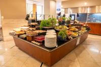 Una línea de buffet con muchos tipos diferentes de comida. en Hotel Nacional Inn Jaragua Sao Paulo, en São Paulo