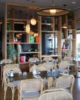 ポルト・ヴェッキオにあるル バラミナのテーブルと椅子とバーのあるレストラン