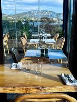 ポルト・ヴェッキオにあるル バラミナのレストランの上にテーブルとワイングラス