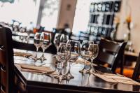 eine Gruppe Weingläser, die auf einem Tisch sitzen in der Unterkunft Wayqey Hotel in Cusco