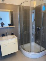 Kúpeľňa v ubytovaní Villa Pina Tisno Apartment Zonsa 2 Pers