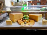 ツェル・アム・ツィラーにあるAktivhotel Tuxerhofのチーズ、クロワッサン、その他の食べ物が載った皿