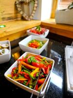 ツェル・アム・ツィラーにあるAktivhotel Tuxerhofのテーブルの上に置かれた3つの野菜のボウル