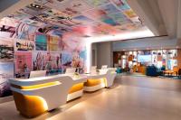 Un vestíbulo con una habitación con un techo con un mural. en Renaissance Newport Beach Hotel, en Newport Beach