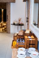 een tafel met brood en borden voedsel erop. bij Eliana Resort And Spa in Nembrala