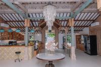 een grote keuken met een tafel en een kroonluchter bij Eliana Resort And Spa in Nembrala