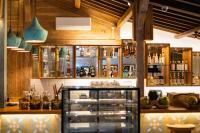 een bar met een aanrecht met veel flessen bij Eliana Resort And Spa in Nembrala