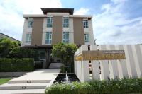 un edificio con un cartel delante en Rapeepan Ville Hotel, en Ubon Ratchathani
