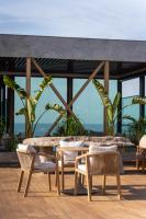 un tavolo e sedie su un patio con vista di Root Redrock Yalıkavak a Yalıkavak