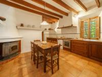 Kuchnia lub aneks kuchenny w obiekcie Holiday Home Cas Frare ESB100 by Interhome