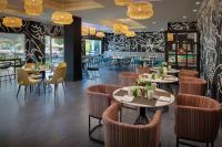 een restaurant met tafels en stoelen en een bar bij The Rockley by Ocean Hotels - Breakfast Included in Bridgetown