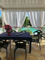 Bazén v ubytovaní AgriturismoB&B Loggia Degli Artisti alebo v jeho blízkosti