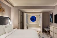 ein Schlafzimmer mit großem Bett und ein Badezimmer in der Unterkunft Fontainebleau Las Vegas in Las Vegas