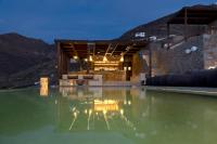 un charco de agua frente a un edificio en Yfes, en Kithnos