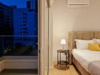 Postel nebo postele na pokoji v ubytování WealthyStays - Deluxe Downtown with spacious balcony