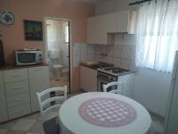 Kuchyňa alebo kuchynka v ubytovaní Apartments by the sea Zubovici, Pag - 4125